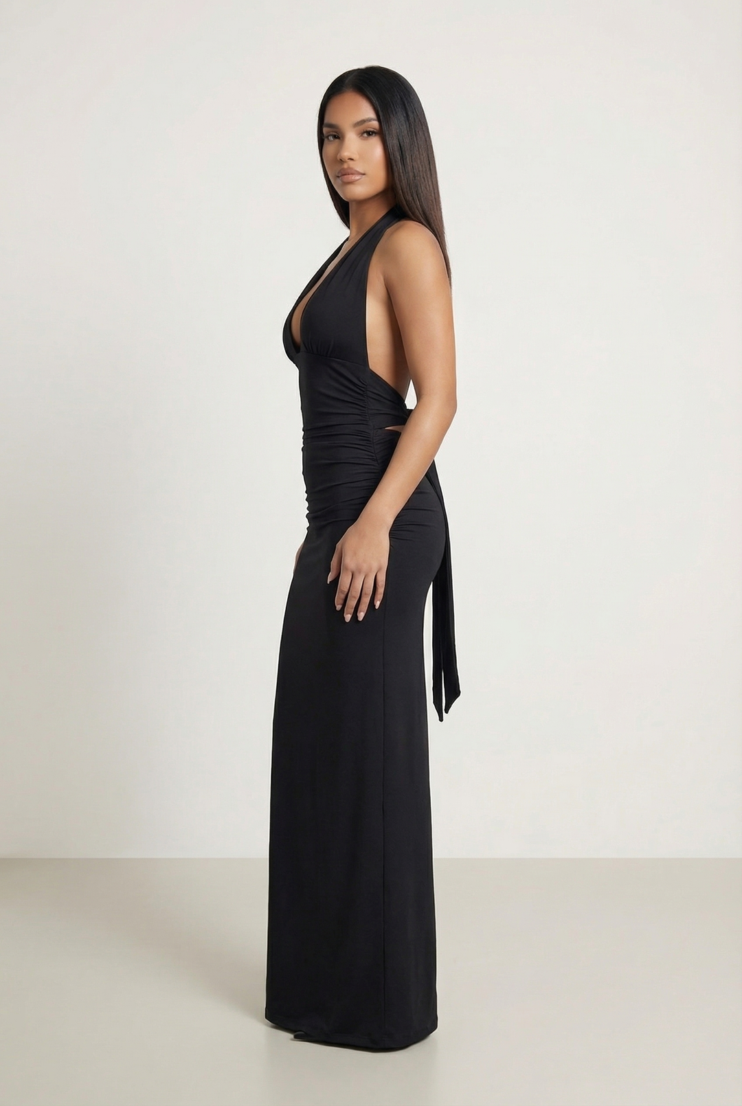 Abito lungo nero elegante donna aderente con schiena scoperta
