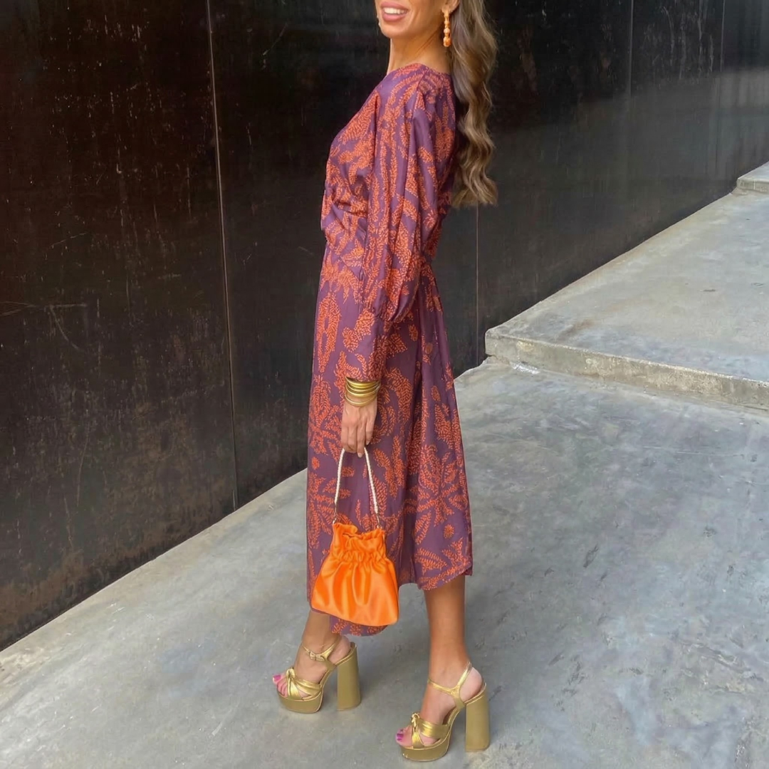 Abito midi fluido da donna elegante con stampa e scollo a V