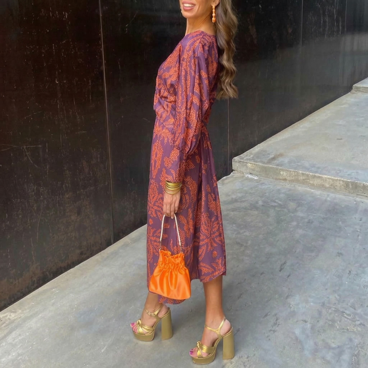 Abito midi fluido da donna elegante con stampa e scollo a V