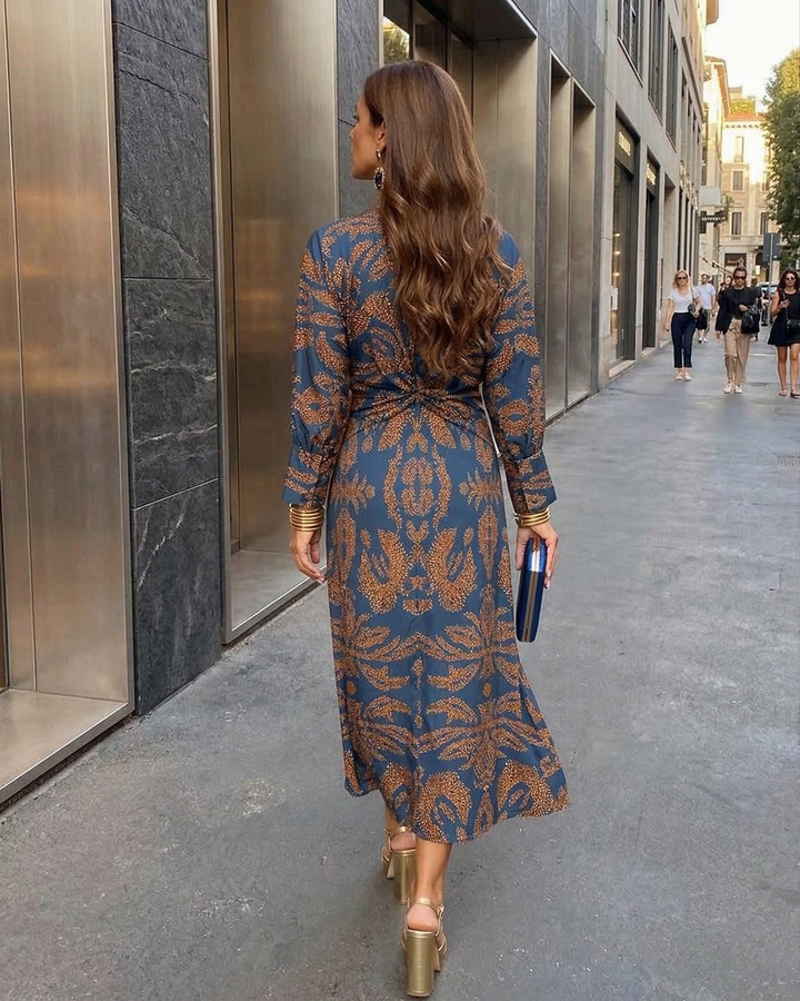 Abito midi fluido da donna elegante con stampa e scollo a V
