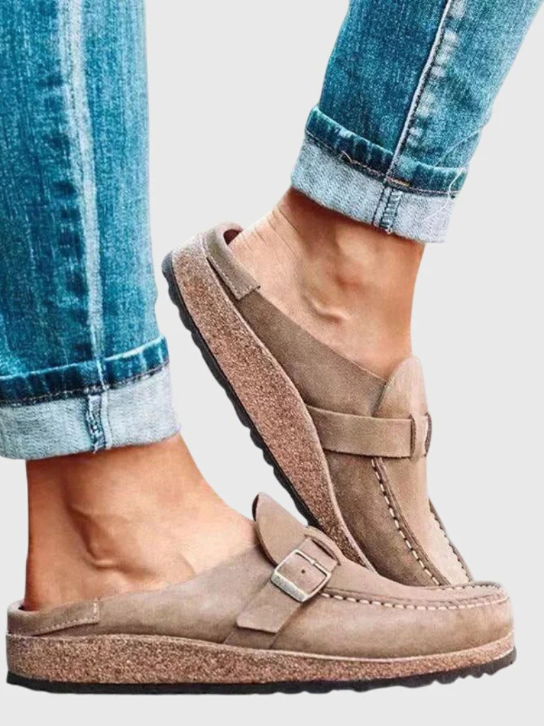Zoccoli comfort in stile suede con fibbia regolabile per donna
