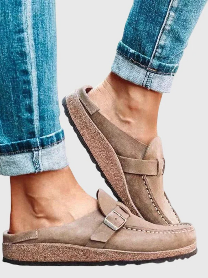 Zoccoli comfort in stile suede con fibbia regolabile per donna