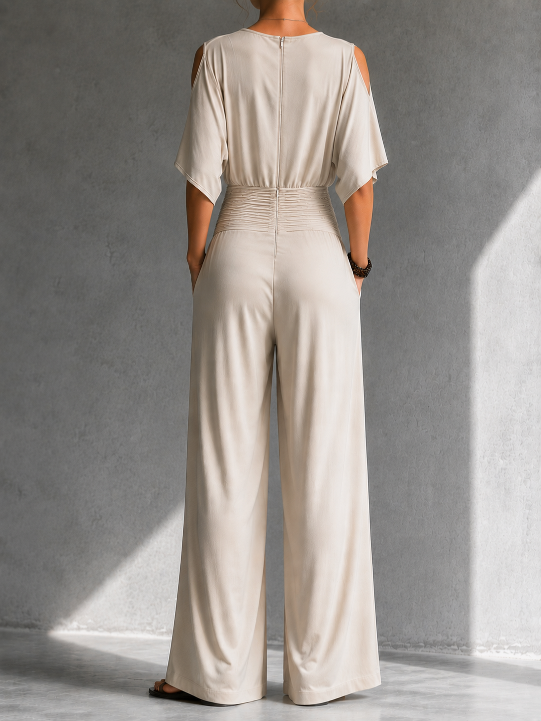 Tuta donna elegante con pantaloni palazzo e scollo a V