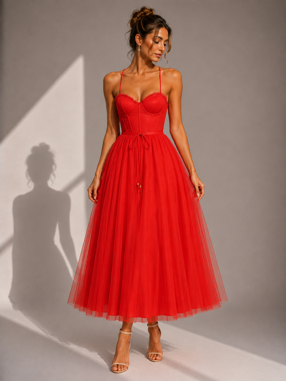 Abito midi elegante in tulle con schiena scoperta