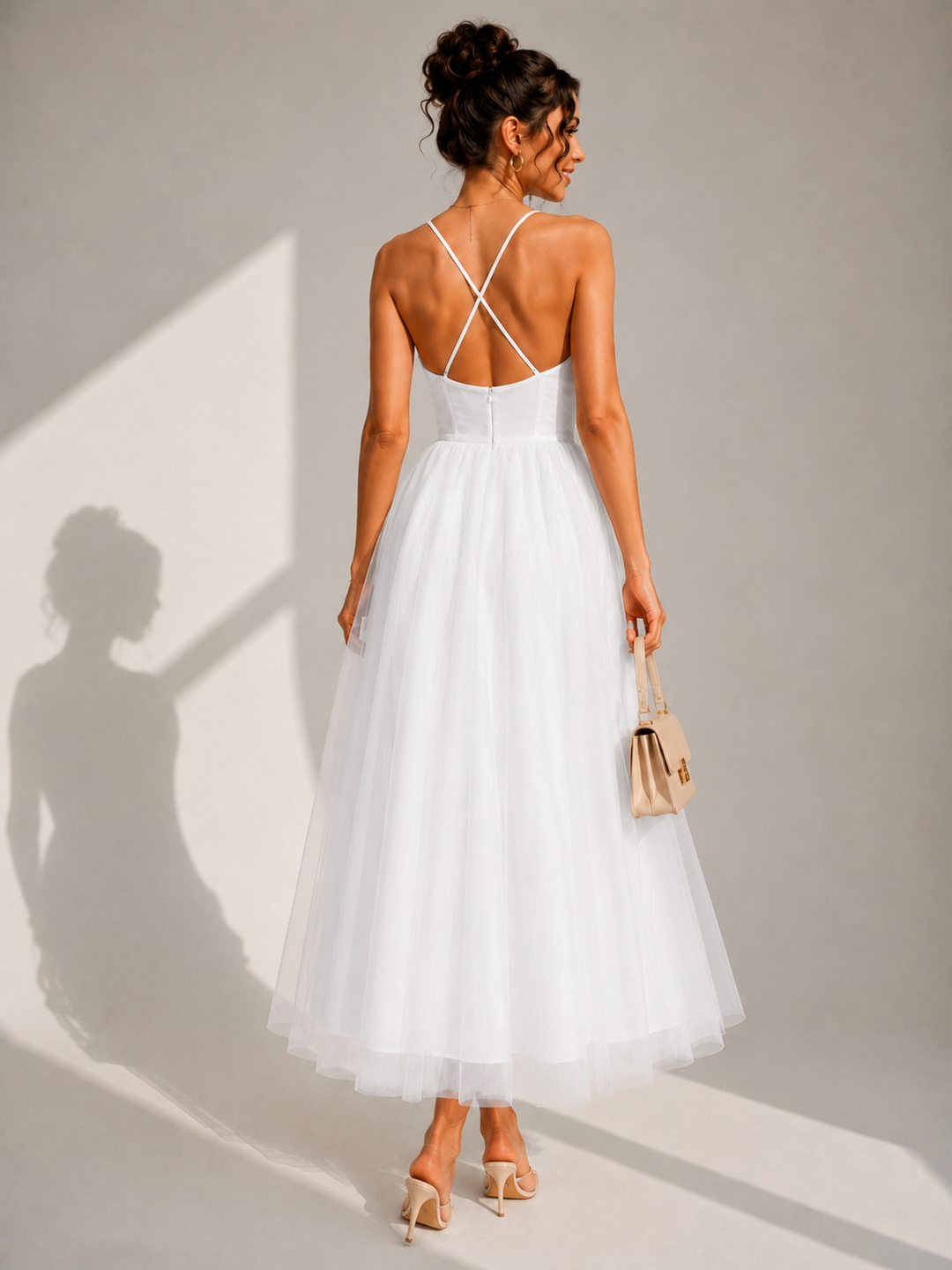 Abito midi elegante in tulle con schiena scoperta