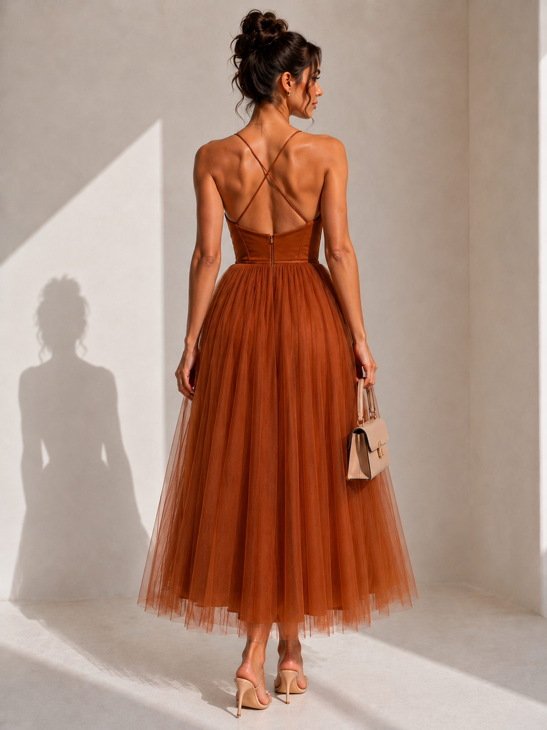 Abito midi elegante in tulle con schiena scoperta