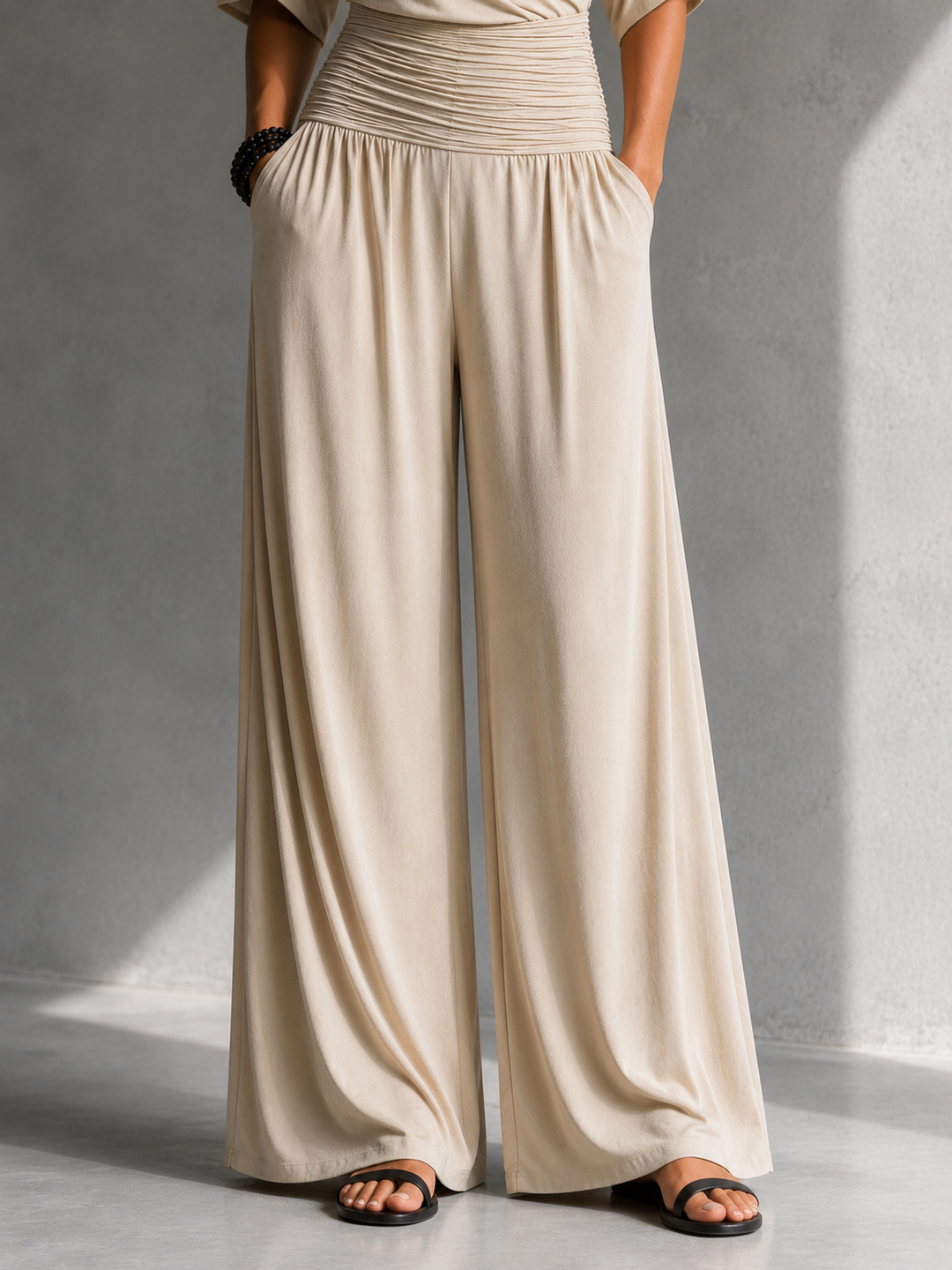 Tuta donna elegante con pantaloni palazzo e scollo a V