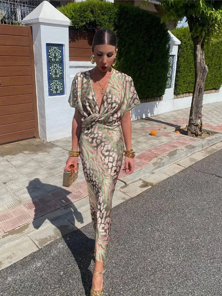 Abito midi fluido da donna elegante con cintura annodata