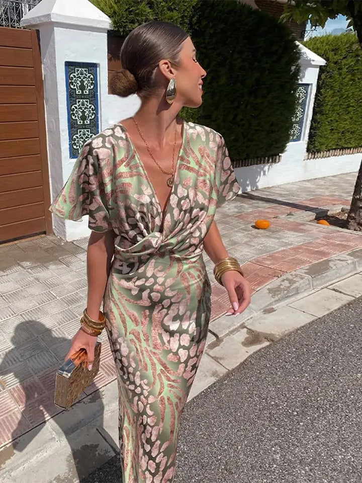 Abito midi fluido da donna elegante con cintura annodata