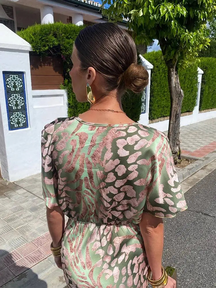 Abito midi fluido da donna elegante con cintura annodata