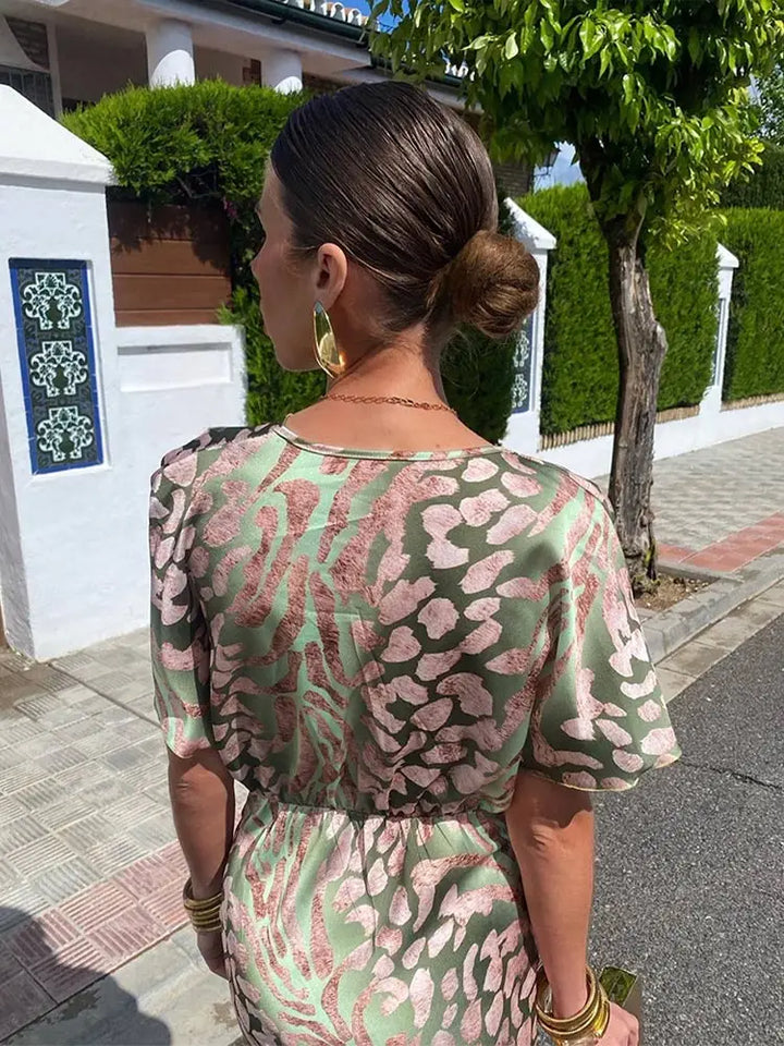 Abito midi fluido da donna elegante con cintura annodata