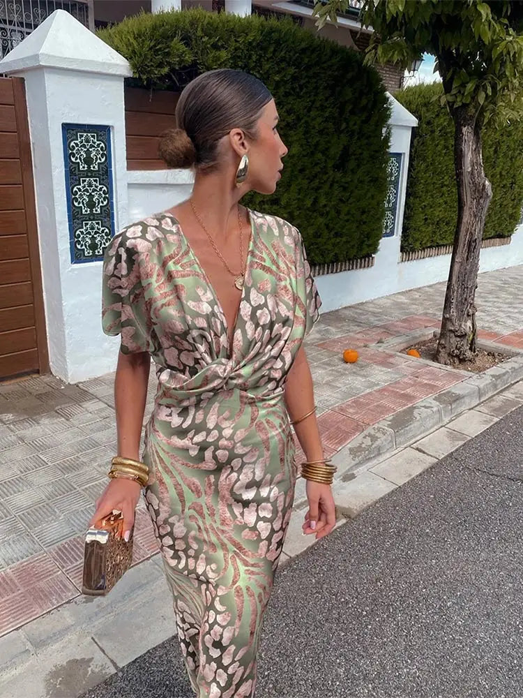 Abito midi fluido da donna elegante con cintura annodata