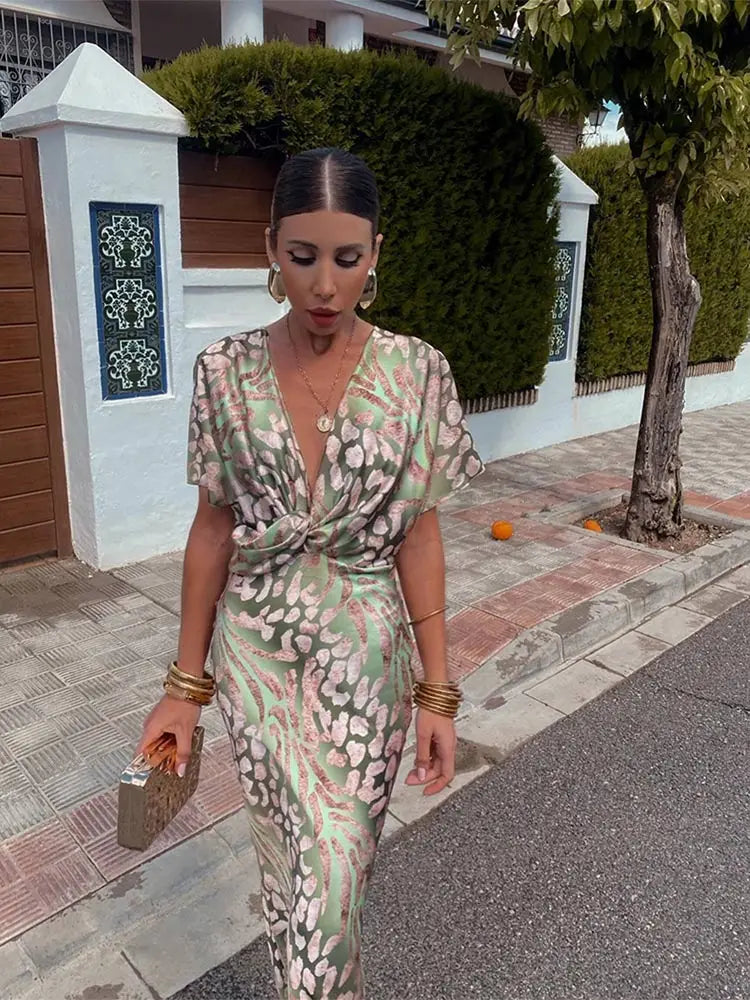 Abito midi fluido da donna elegante con cintura annodata