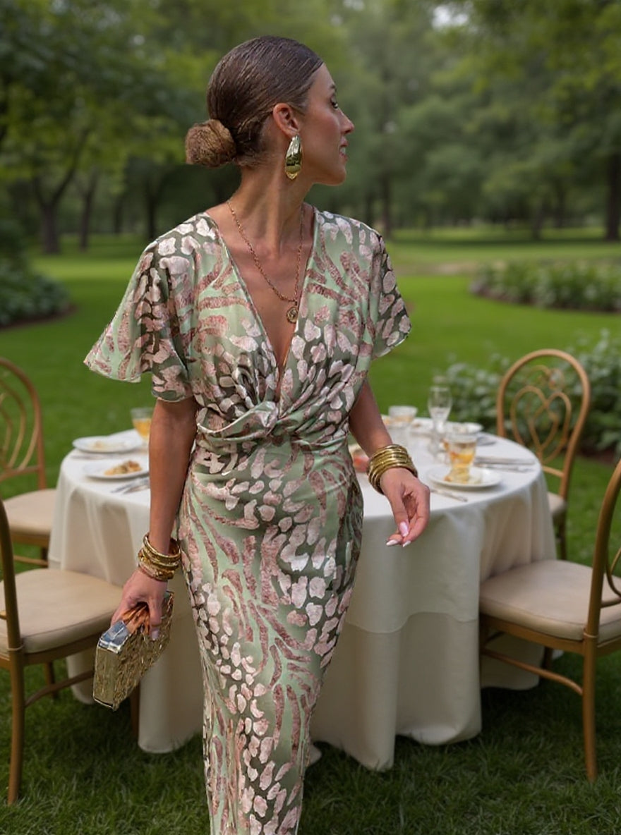 Abito midi fluido da donna elegante con cintura annodata