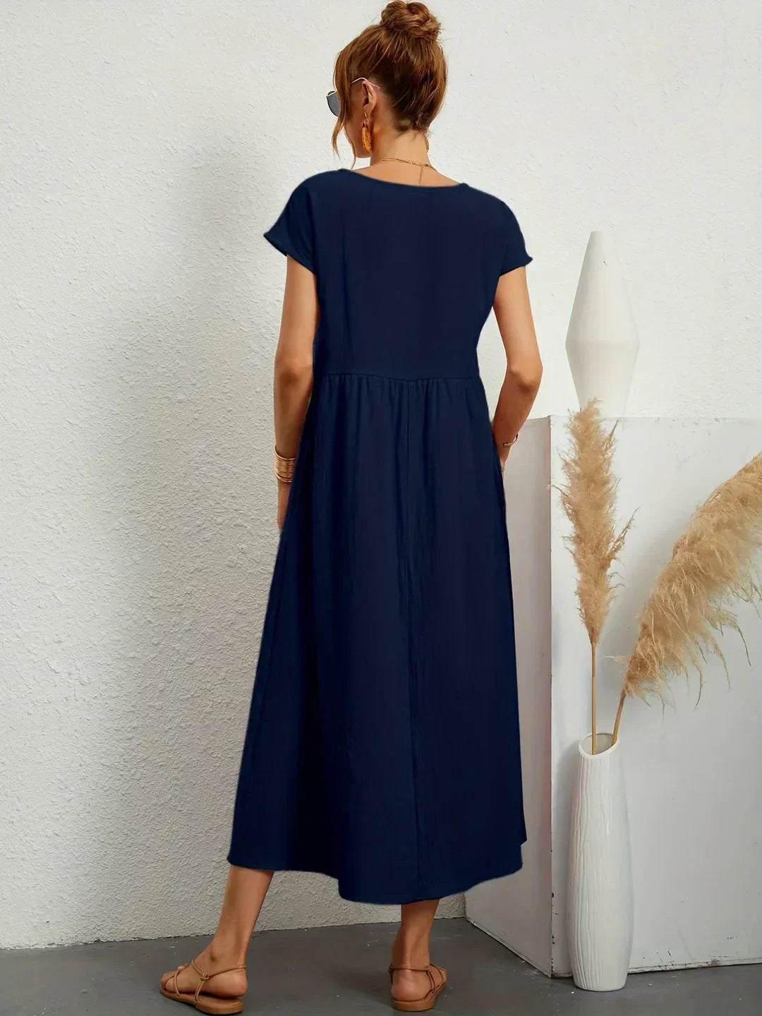 Abito midi elegante fluido e senza tempo per donna