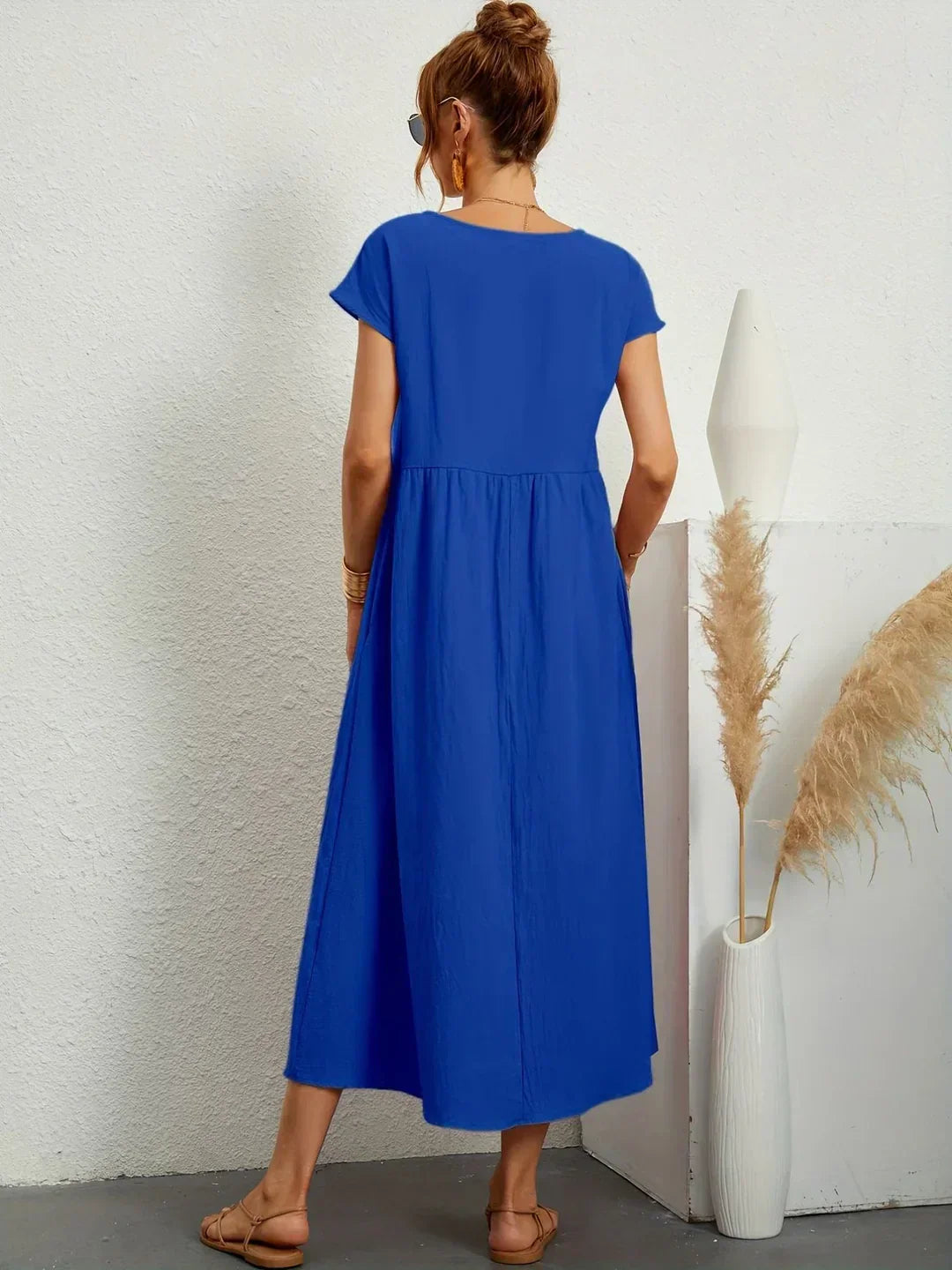 Abito midi elegante fluido e senza tempo per donna