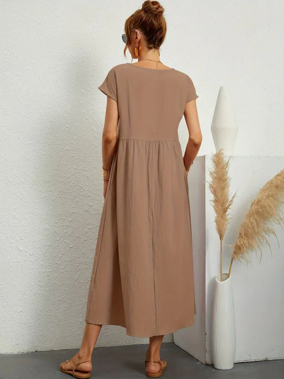 Abito midi elegante fluido e senza tempo per donna