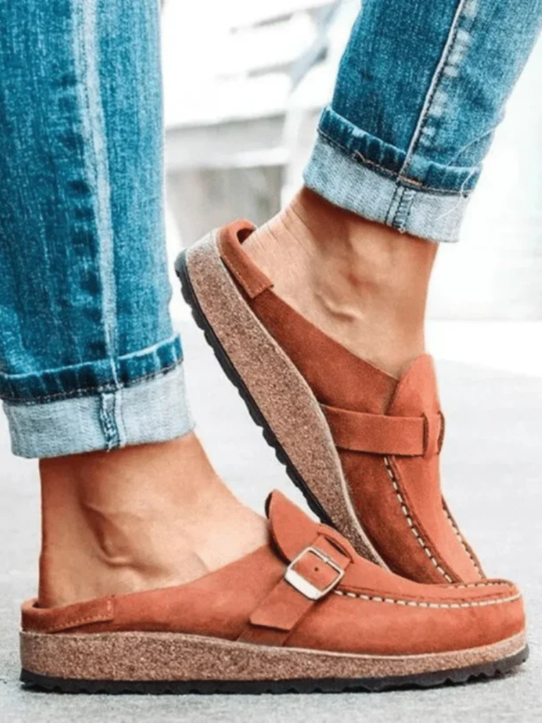 Zoccoli comfort in stile suede con fibbia regolabile per donna