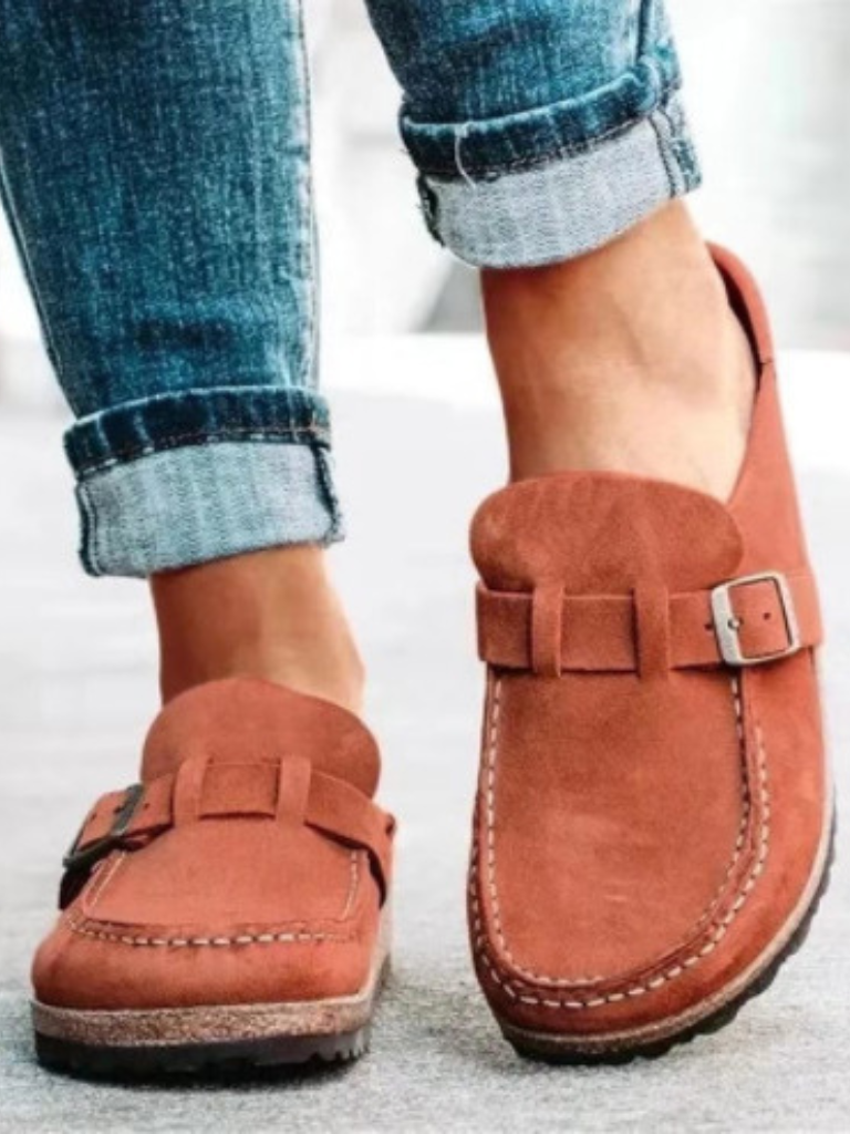 Zoccoli comfort in stile suede con fibbia regolabile per donna