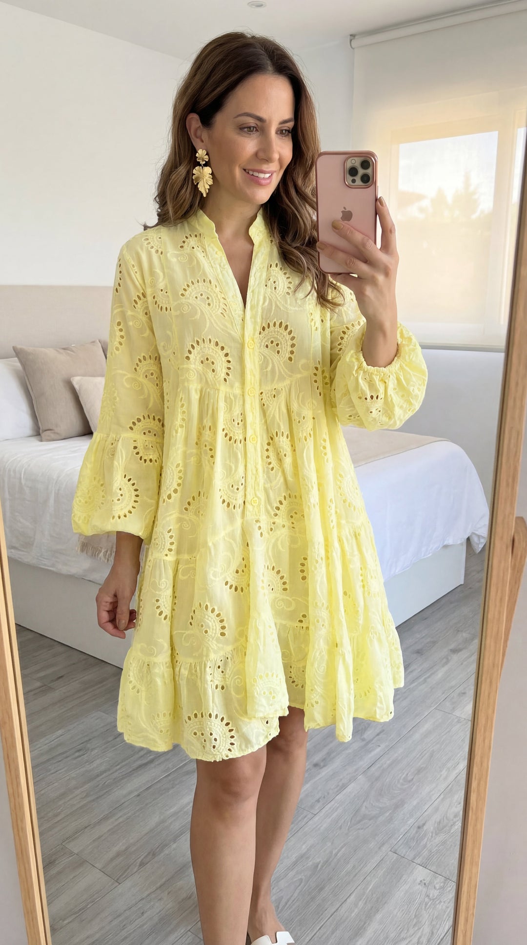 Abito estivo da donna elegante con scollo a V