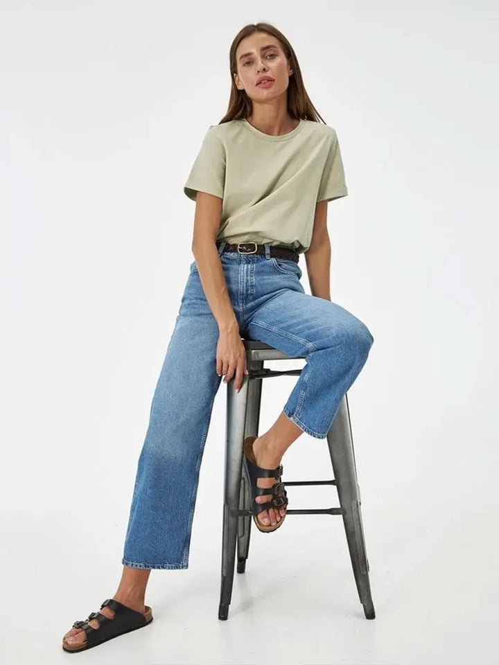 T-shirt donna in cotone 100% essenziale e versatile