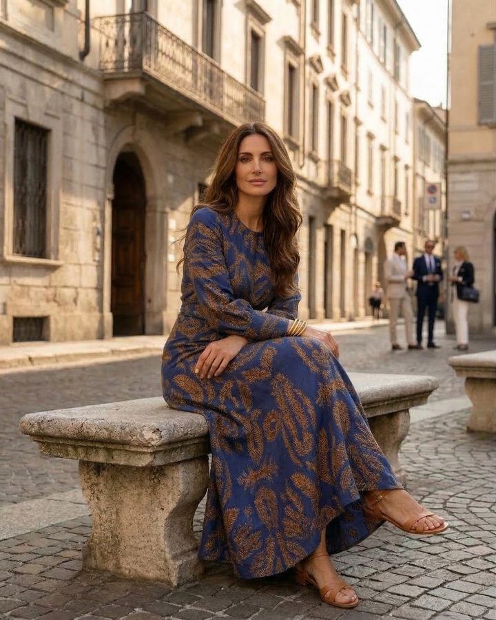 Abito midi fluido da donna elegante con stampa e scollo a V