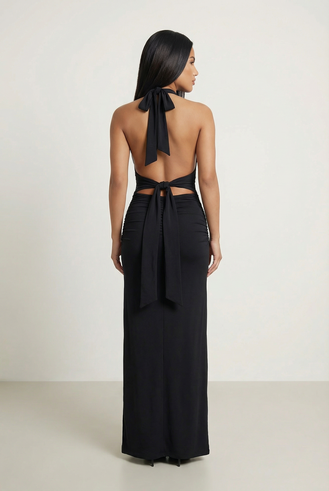 Abito lungo nero elegante donna aderente con schiena scoperta