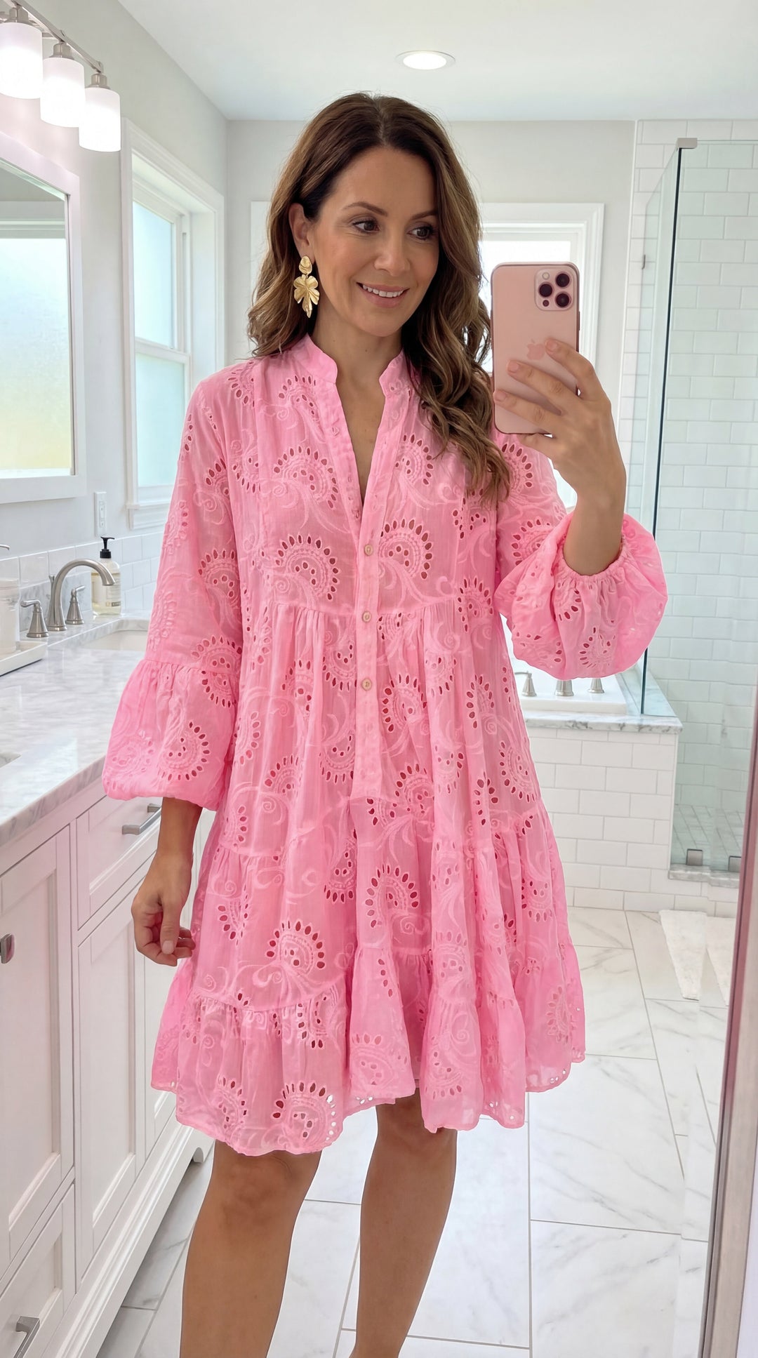 Abito estivo da donna elegante con scollo a V