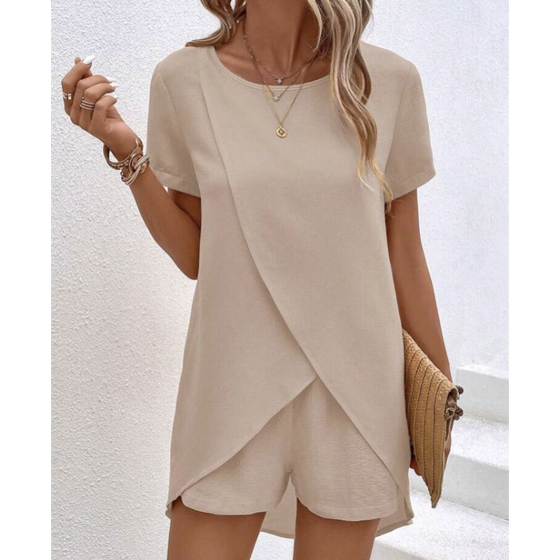 Completo donna elegante con top asimmetrico e shorts