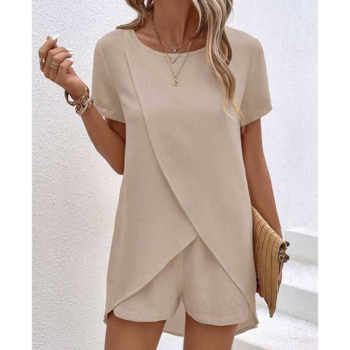 Completo donna elegante con top asimmetrico e shorts