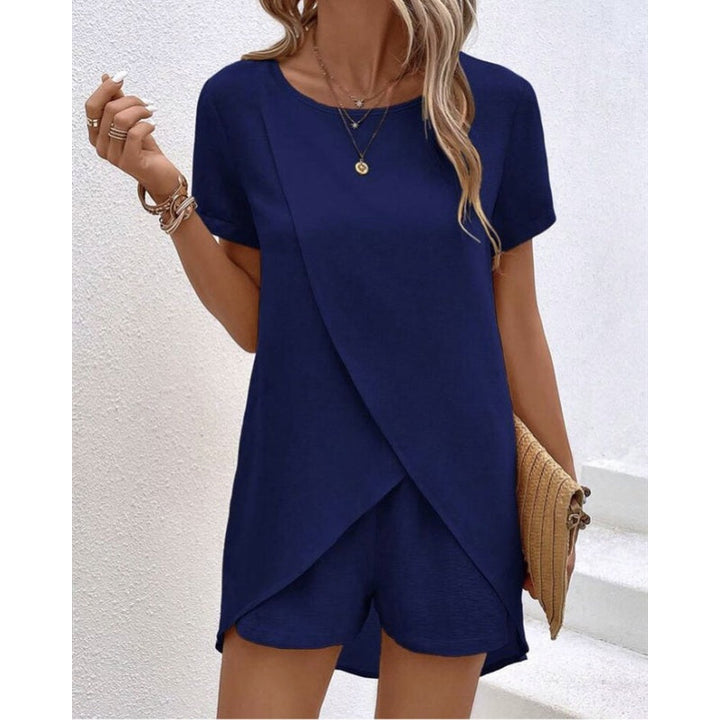 Completo donna elegante con top asimmetrico e shorts