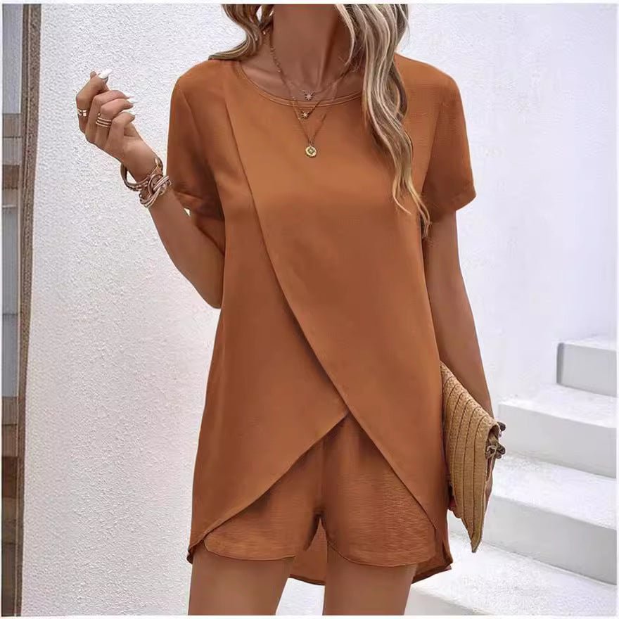 Completo donna elegante con top asimmetrico e shorts