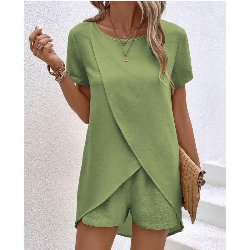 Completo donna elegante con top asimmetrico e shorts