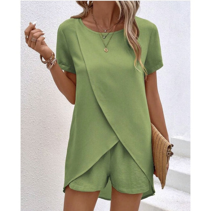 Completo donna elegante con top asimmetrico e shorts