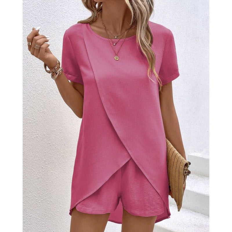 Completo donna elegante con top asimmetrico e shorts